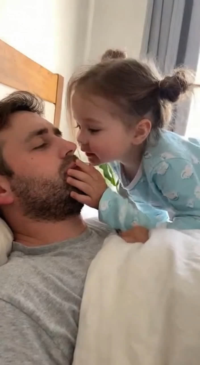 When the alarm gives up but your little one turns into a human rooster for Dad 🐣😆⏰
#DadLife #MorningChaos #ParentingHumor #SleepyDad #WakeUpCall #FamilyFun #MorningMood #FatherAndChild #CuteMoments